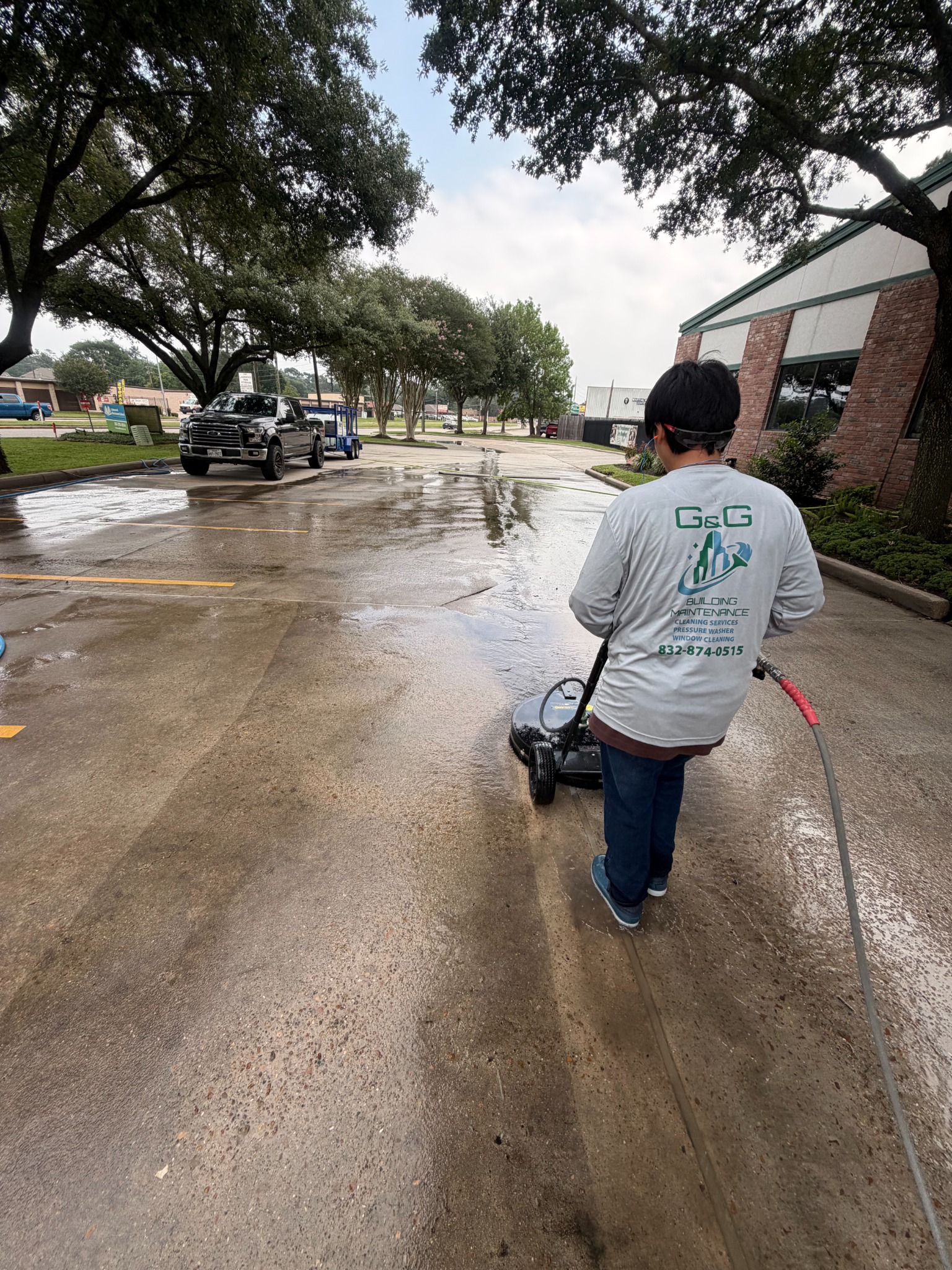 G&G team member surface-cleaning concrete in Houston